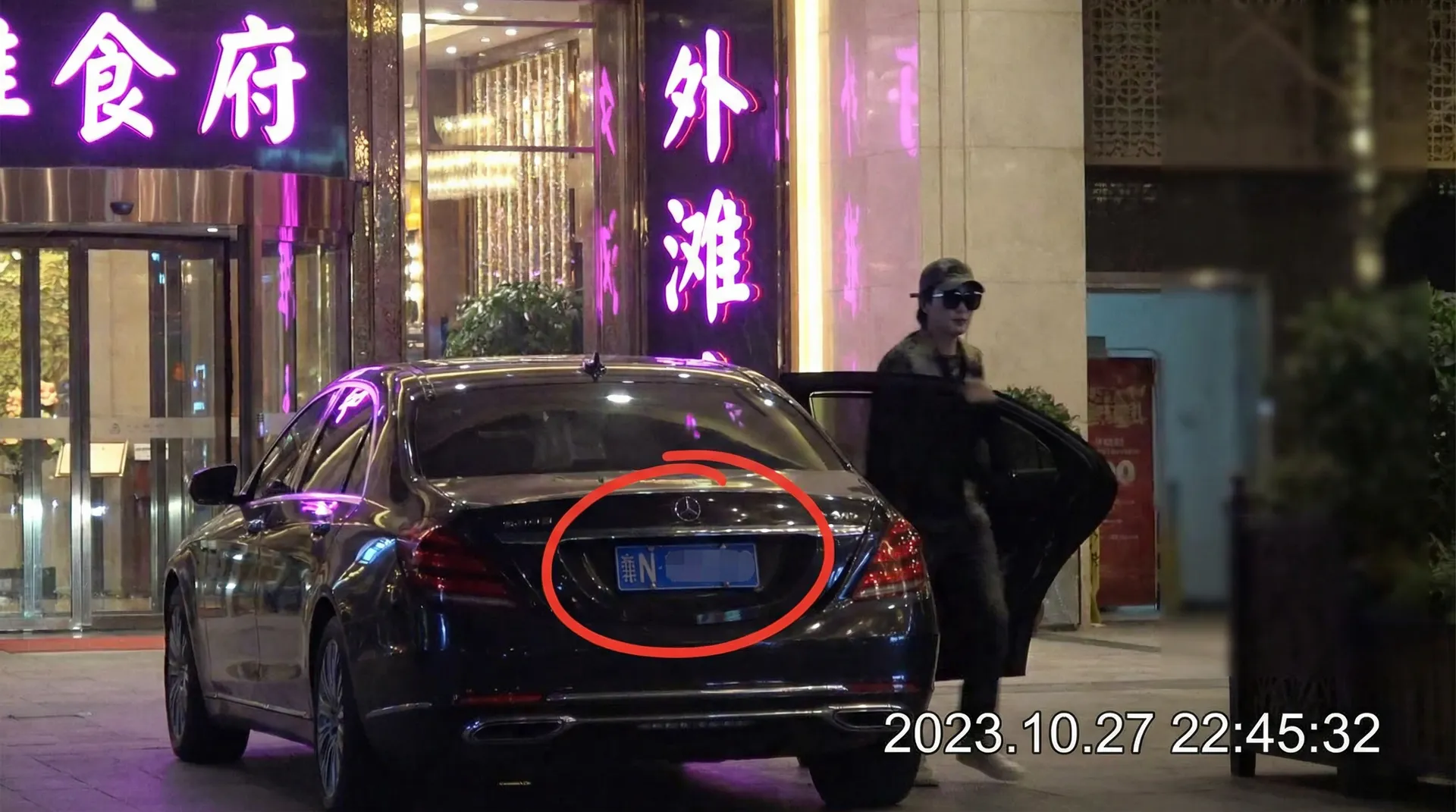 欧美伦理 - 豪车餐厅外被拍